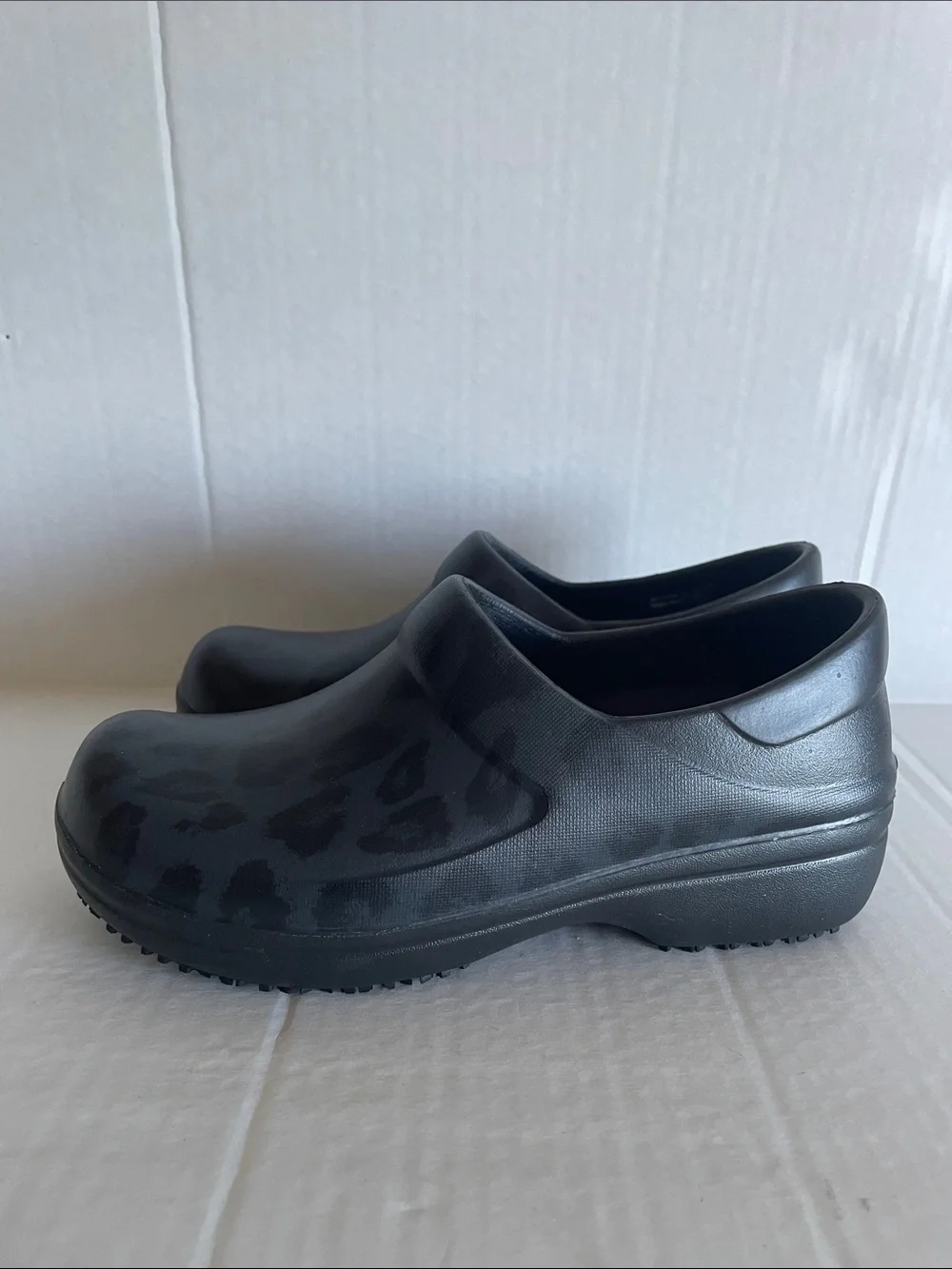 CROCS Kids Black Leopard-Print Slip-On Clogs Size 5 W